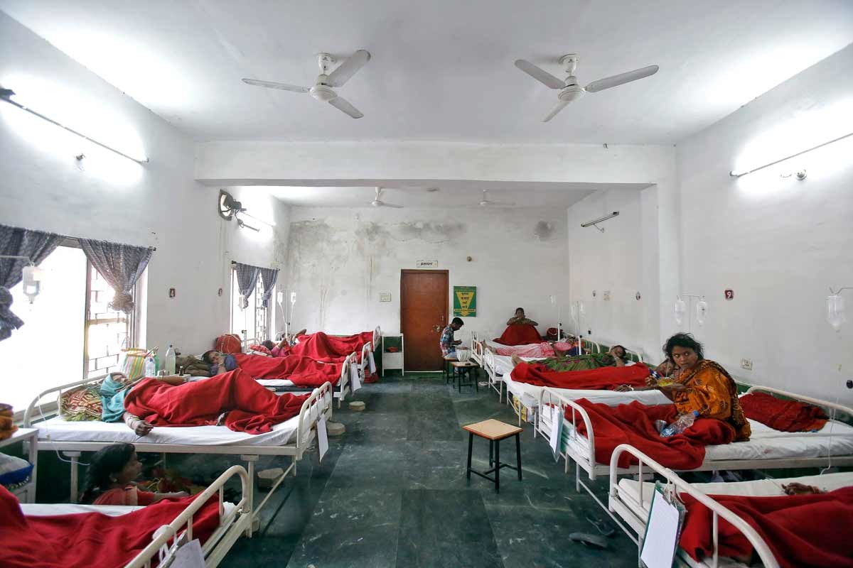 В Индии 350 человек госпитализированы с неизвестной болезнью