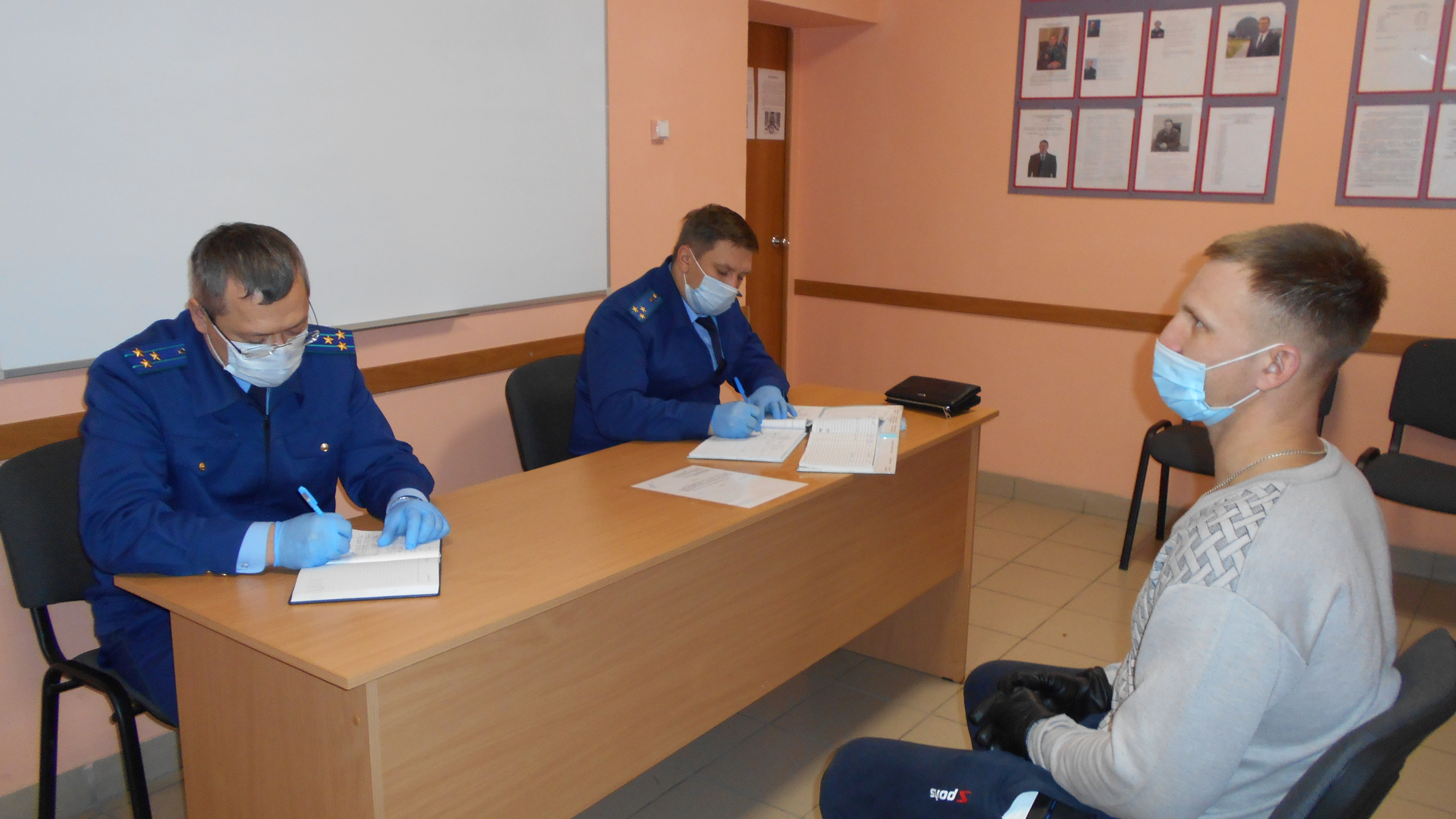 Прокуроры провели приём осужденных в Первоуральском исправительном центре