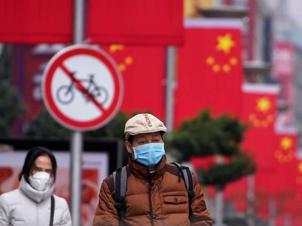 Жителей двух китайских городов попросили неделю сидеть дома из-за коронавируса