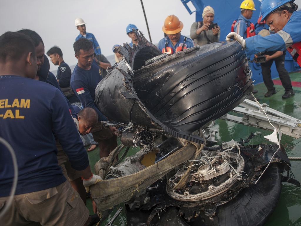 Российский эксперт назвал возможную причину крушения самолета в Индонезии
