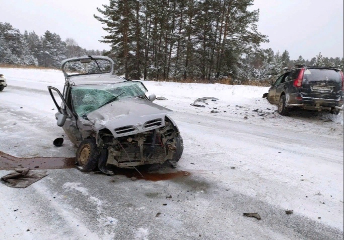 Две машины столкнулись лоб в лоб на дороге Первоуральск — Шаля