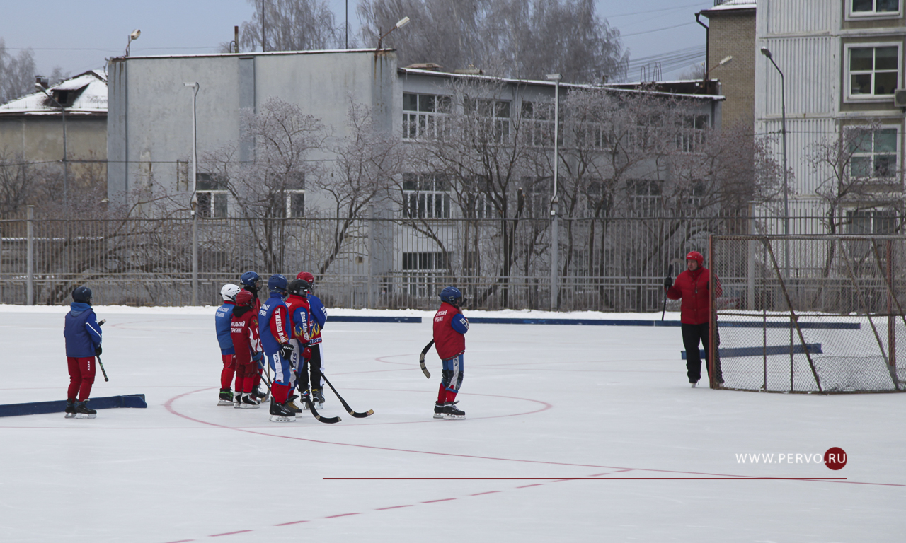 В городе проходит первенство Свердловской области по хоккею с мячом