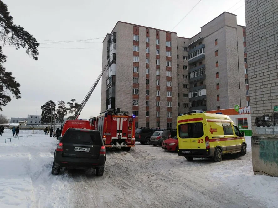 Спасатели в Екатеринбурге вытащили из горящей квартиры четверых детей