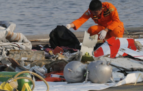 Рухнувший в Индонезии самолет разбился при ударе о воду