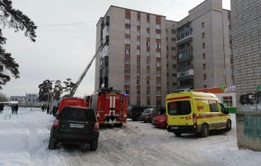 Спасатели в Екатеринбурге вытащили из горящей квартиры четверых детей