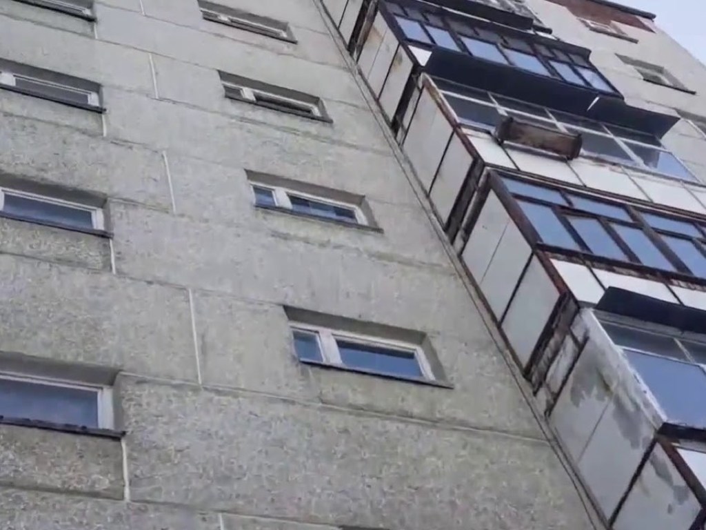 СК завел дело после падения мужчины с 17 этажа на коляску в Воронеже