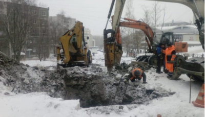 «Водоканал»  устраняет коммунальную аварию на улице Строителей