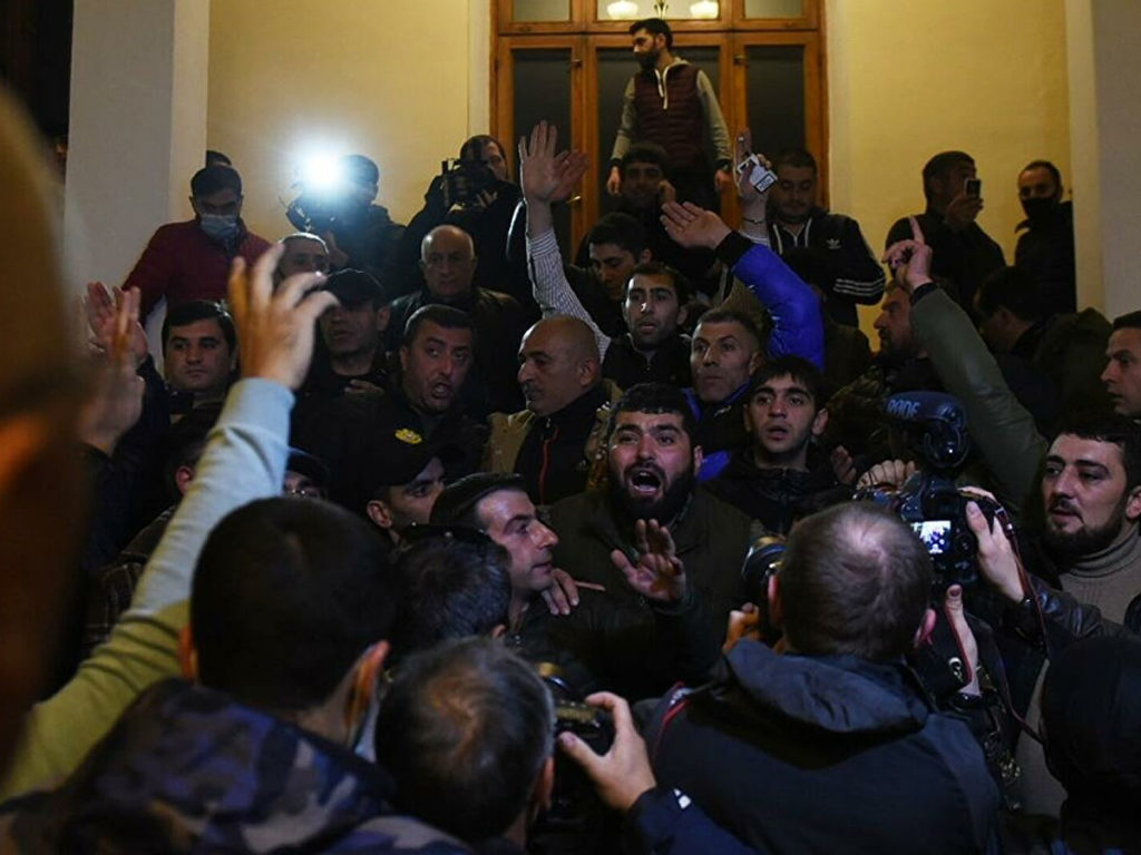 Толпа противников Пашиняна ворвалась в правительственное здание в Ереване