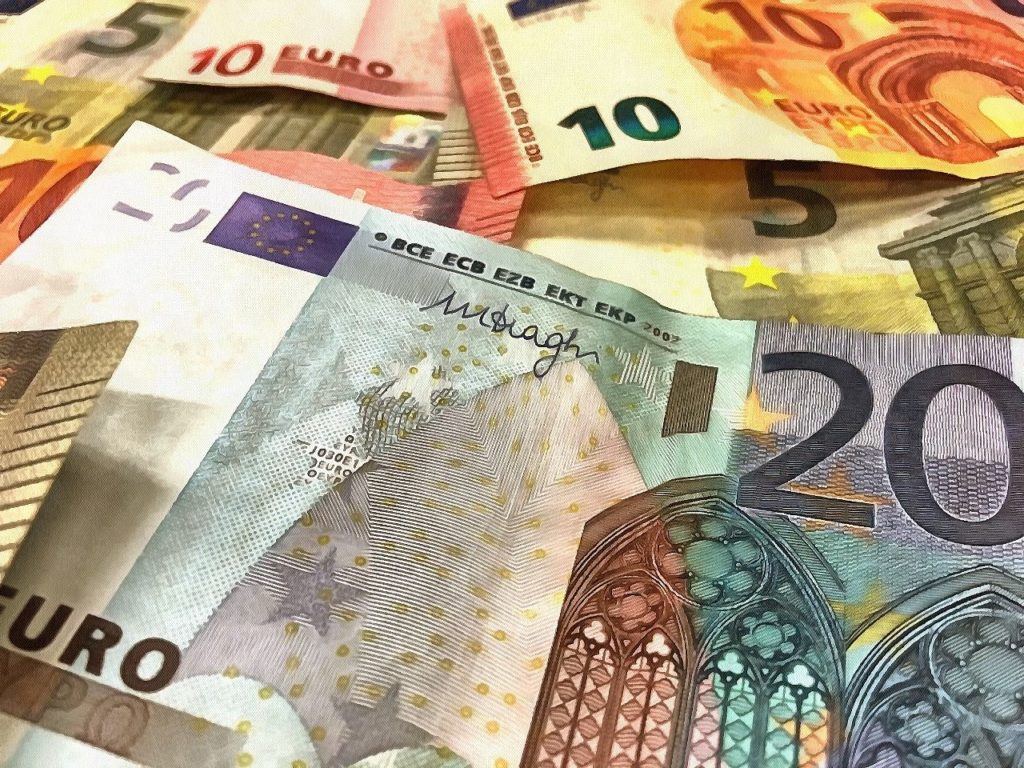 Официальный курс евро составил 88,88 рубля