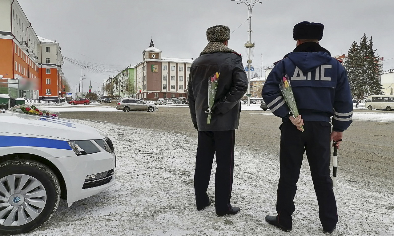 В Первоуральске сотрудники ГИБДД поздравили женщин с 8 Марта