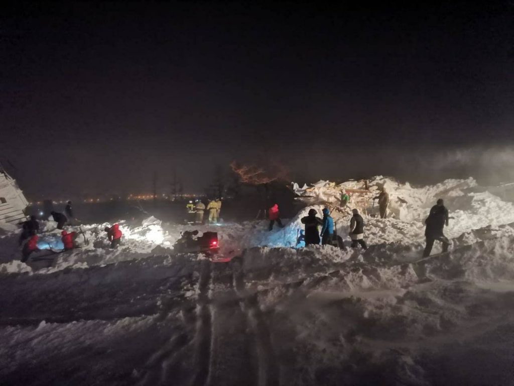 Попавшая под лавину в Мурманской области девочка оказалась жива