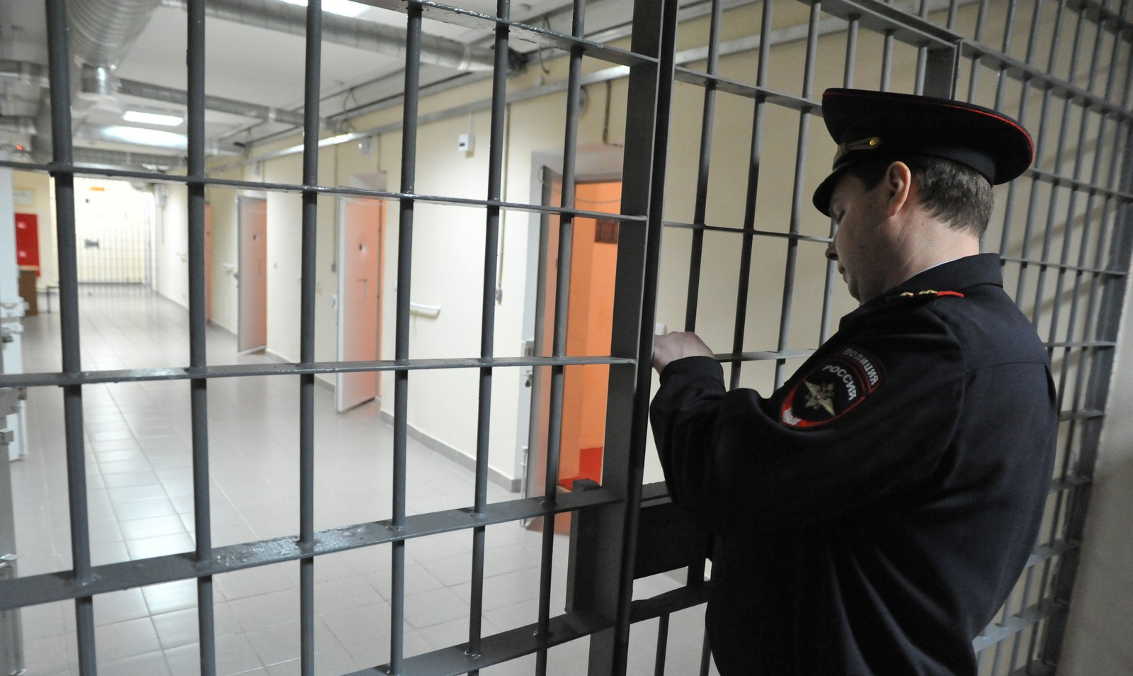 Помощник прокурора проверил условия содержания в изоляторе временного содержания