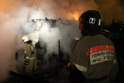 Ночью под Первоуральском сгорел заброшенный дом. Видео