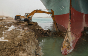 Кусок скалы может помешать снятию с мели судна на Суэцком канале