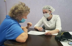 В Екатеринбурге открыли пункт вакцинации от COVID-19 для пожилых