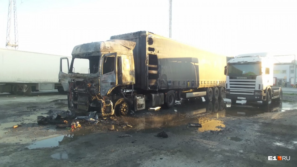 В Екатеринбурге взорвалась фура, водитель пострадал