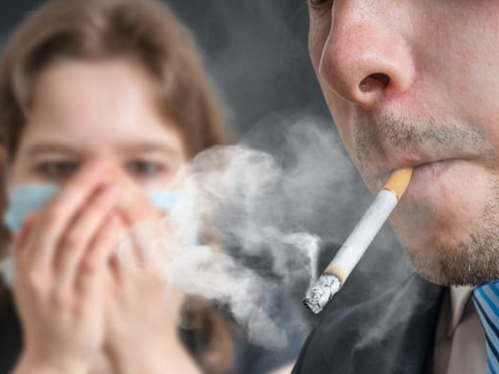 Роспотребнадзор рассказал об особой опасности COVID для курильщиков