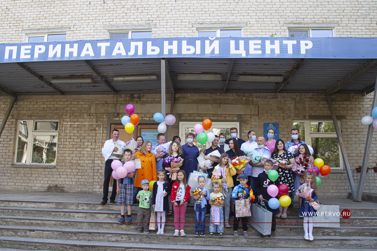 родильное отделение первоуральск. перинатальный центр первоуральск. торжественная выписка новорожденных. металлургов 3а первоуральск перинатальный центр. заведующая родильным отделением перинатального центра первоуральск.
