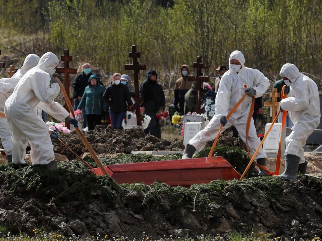 Смертность с коронавирусом в России в апреле упала на 15%