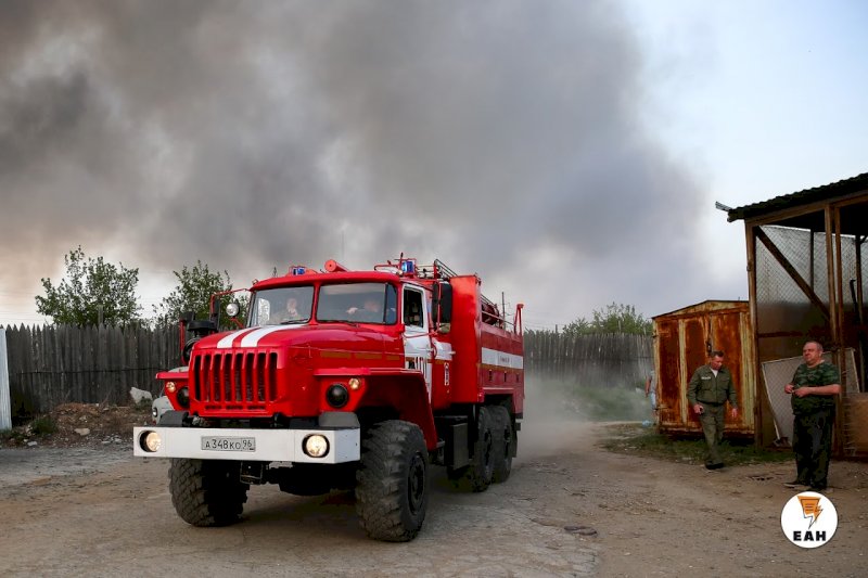 В Первоуральске произошел крупный пожар в частном секторе (ВИДЕО)