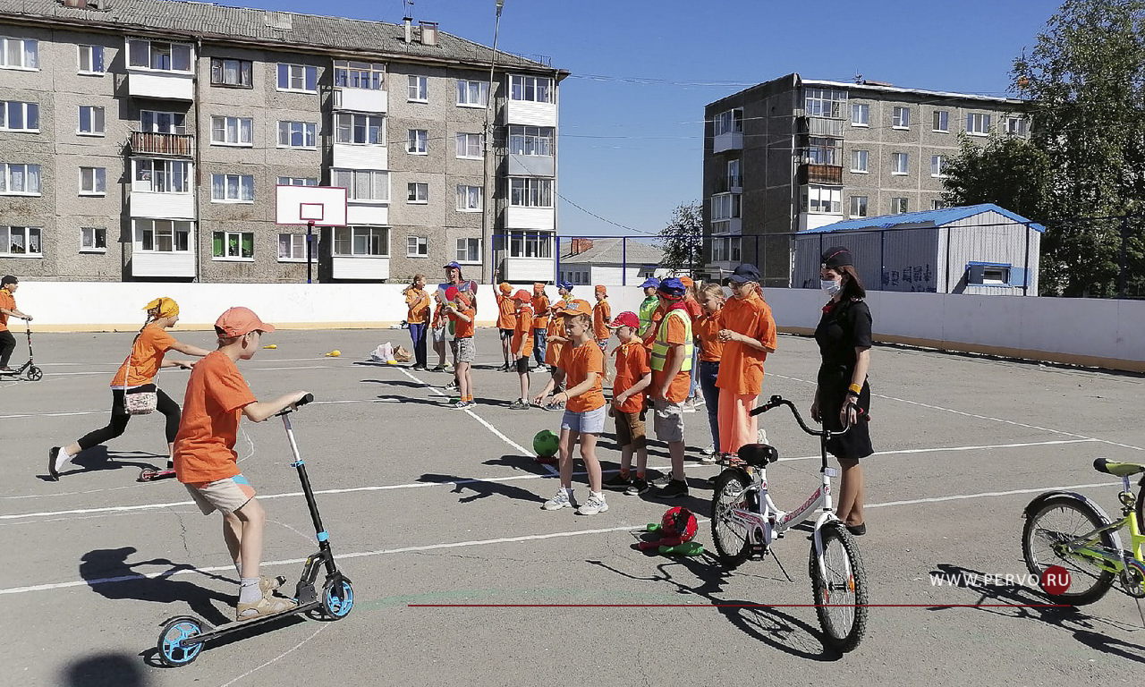 Ребята из дворового клуба состязались в спортивной эстафете