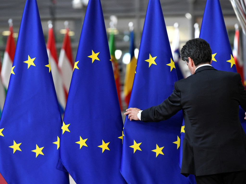 ЕС разрешит привитым от COVID-19 свободные поездки внутри блока