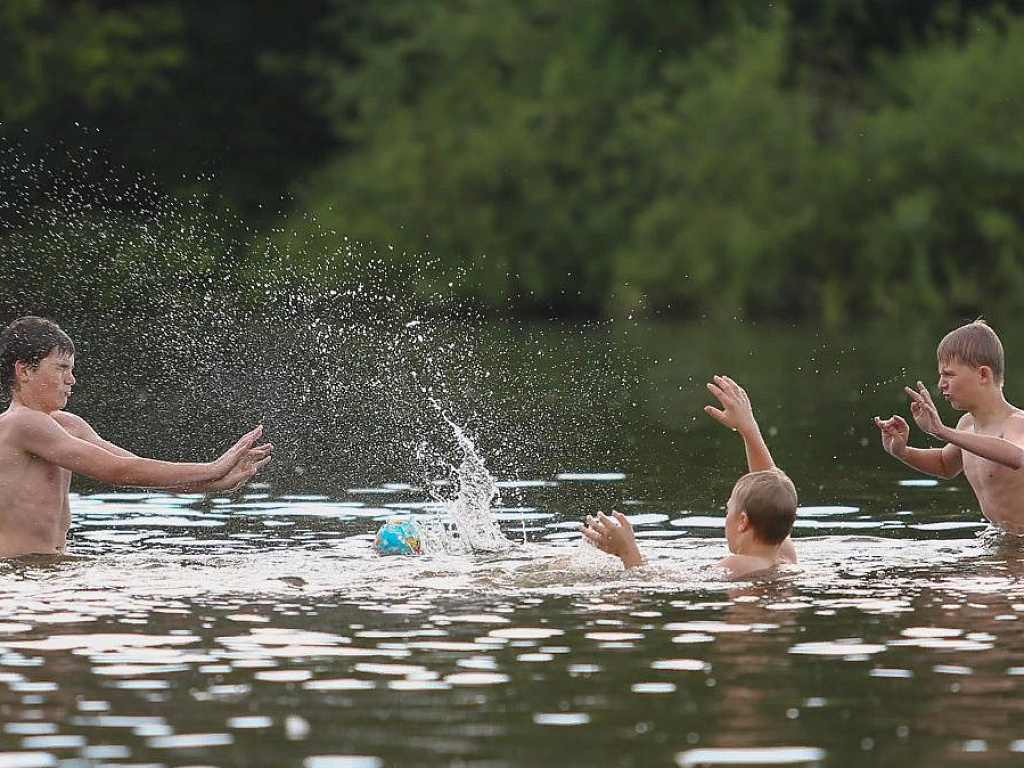Екатеринбуржцы пожаловались на зуд после купания в озере Шарташ