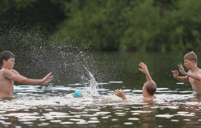 Екатеринбуржцы пожаловались на зуд после купания в озере Шарташ