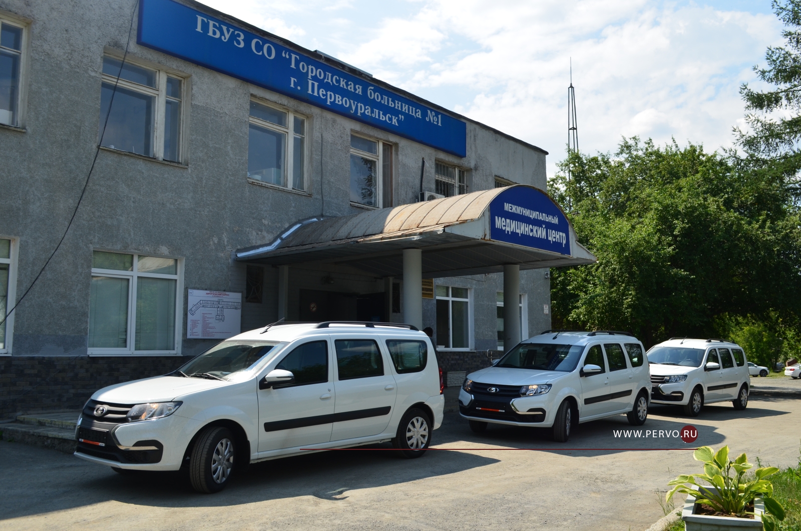 Первоуральской городской больнице передали новые санитарные автомобили