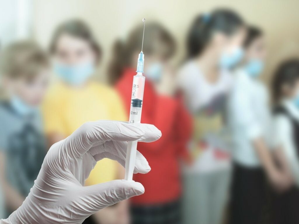 Вакцинация подростков от коронавируса должна начаться до 20 сентября