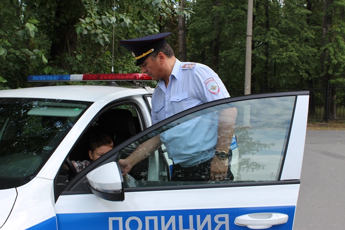 Шестилетний первоуралец сел за руль полицейского автомобиля