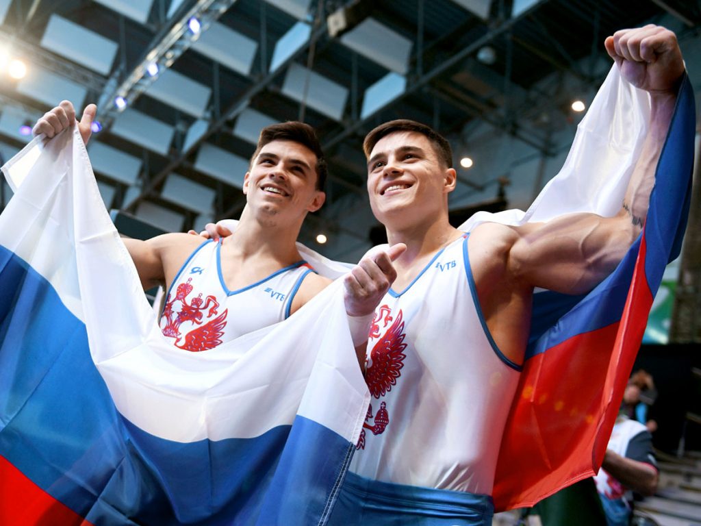 Российские гимнасты завоевали золото на Олимпиаде в командном многоборье впервые за 25 лет