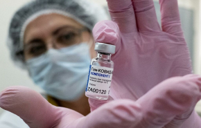 Минздрав назвал неизвестным уровень защиты вакцины от заражения COVID-19