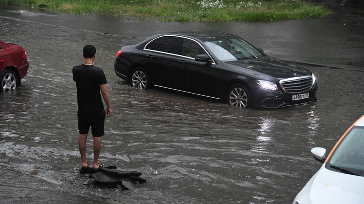 Дороги в Екатеринбурге затопило после мощного ночного ливня