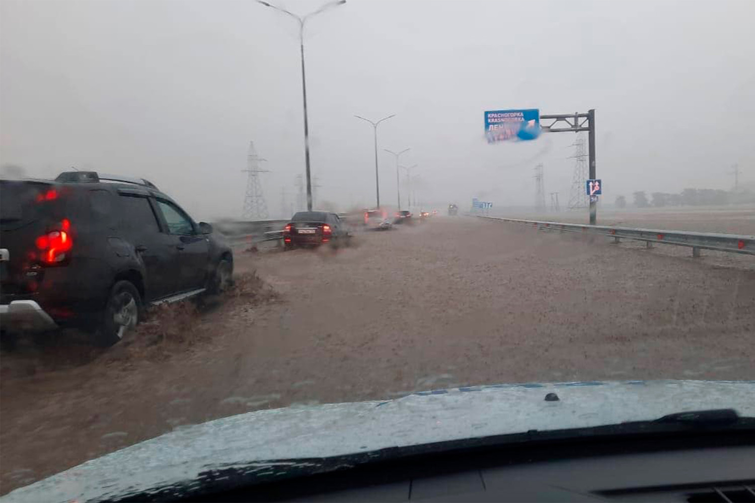 Сильный дождь затопил несколько районов Керчи