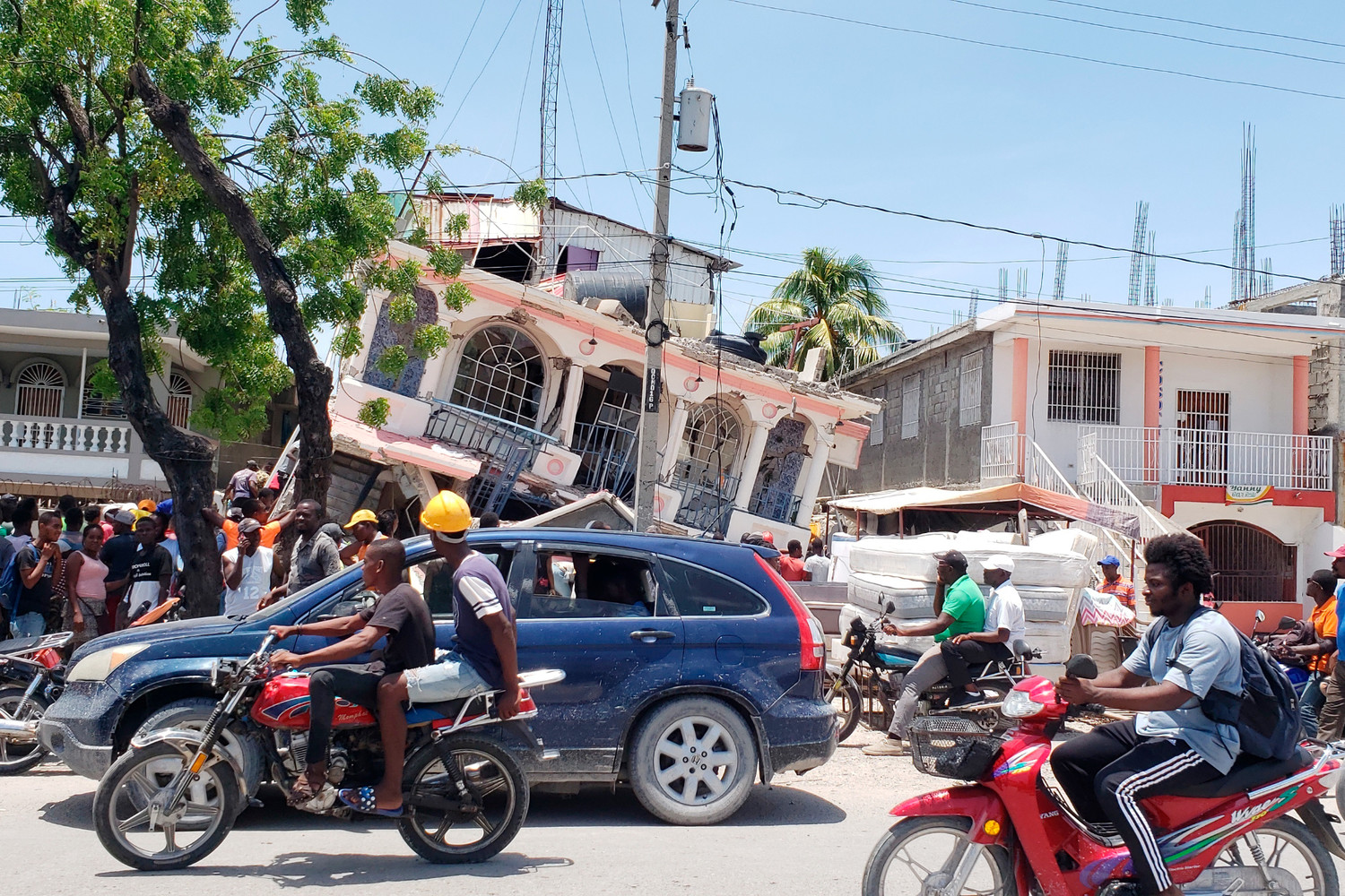 Число жертв землетрясения на Гаити увеличилось до 1 297