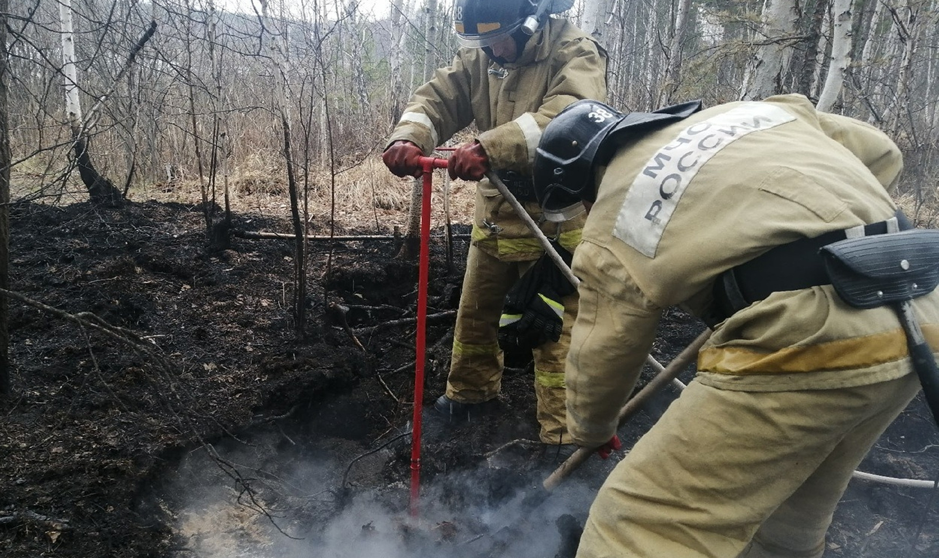 Лесной пожар под Первоуральском тушат около 100 человек
