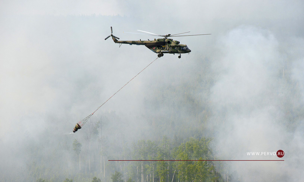 На помощь пожарным прибыл вертолёт МИ-8