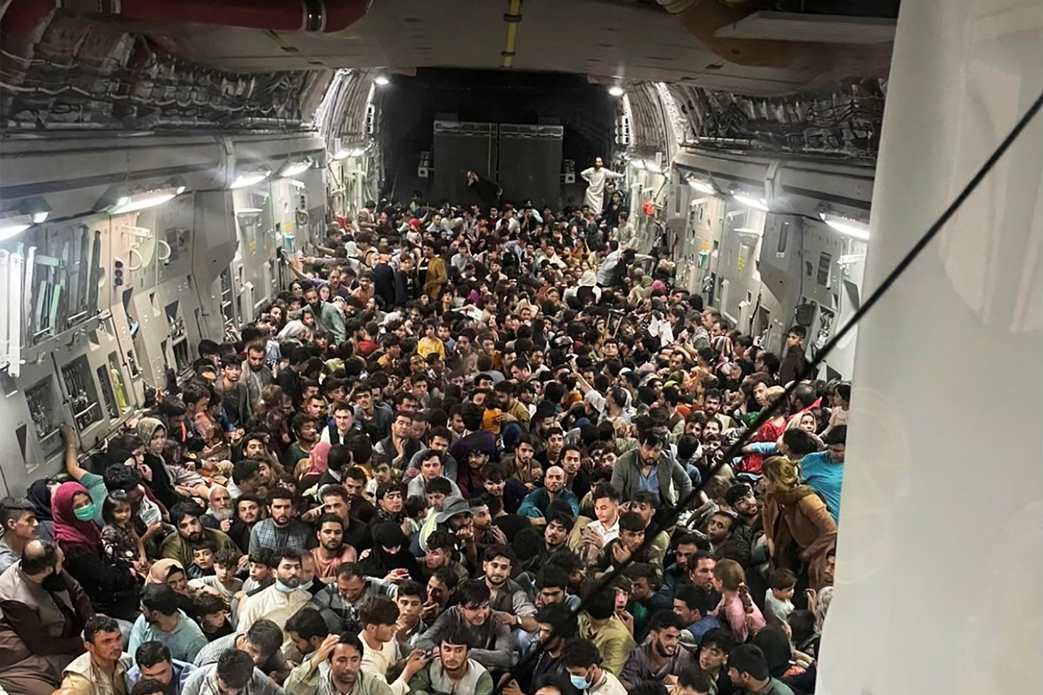 В субботу США и их союзники эвакуировали из Афганистана около 2 тыс. человек