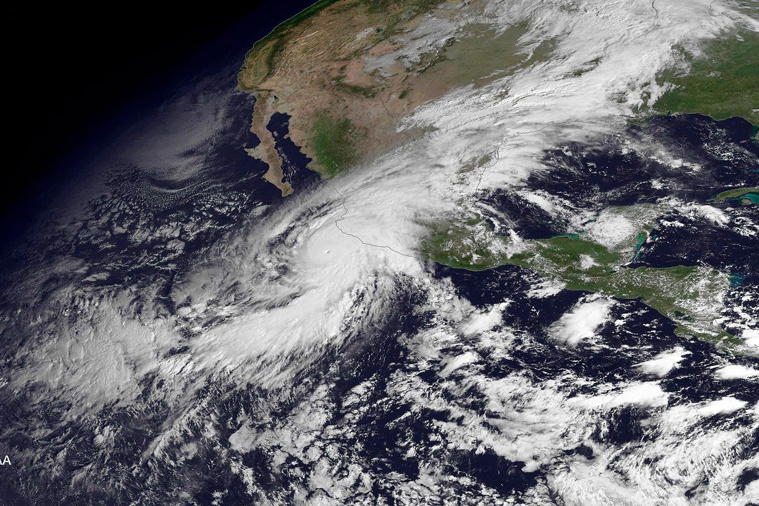 Ураган «Нора» угрожает Мексике «чрезвычайными» осадками