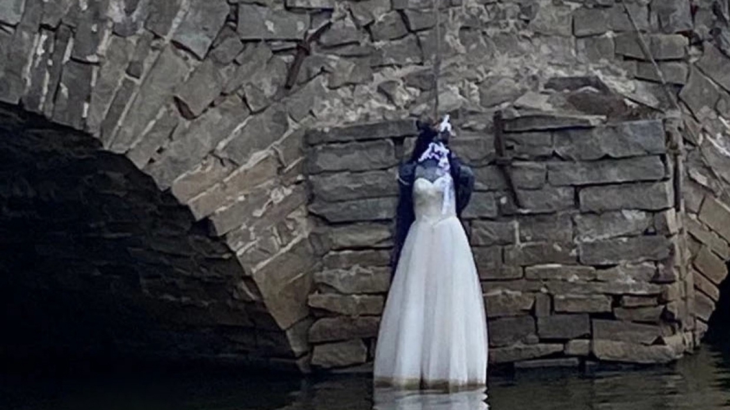 Екатеринбуржцев напугала «повешенная невеста» на мосту рядом с музеем искусств
