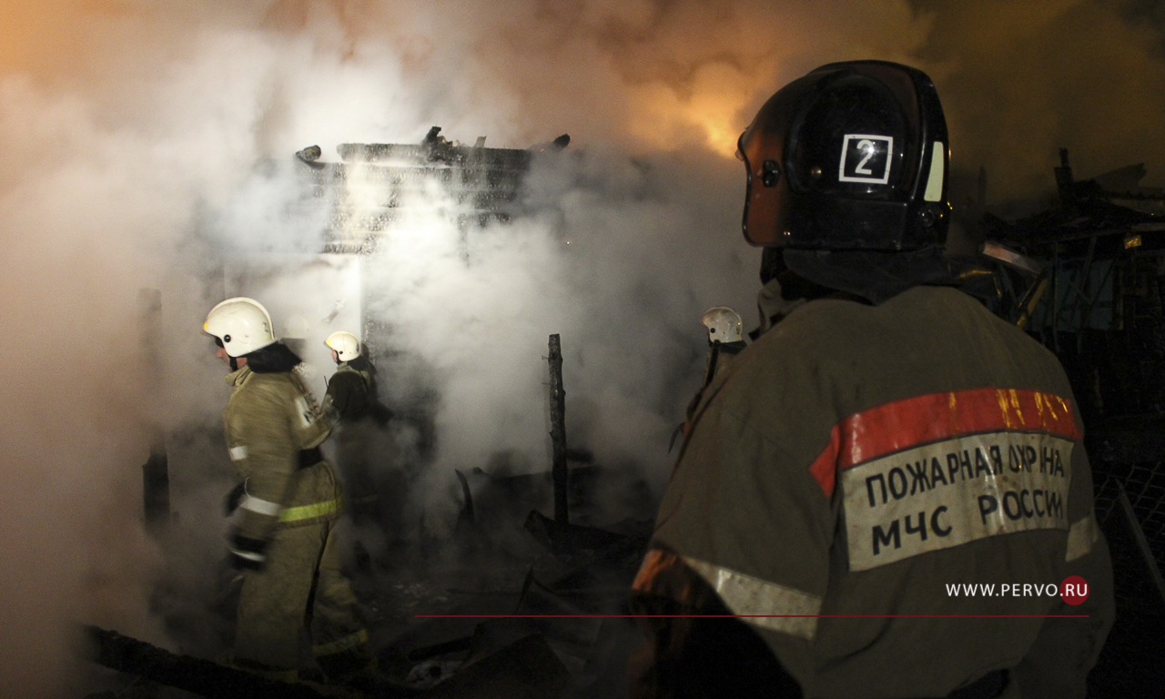 В Новоуткинске сгорели два дома с банями и автомобиль