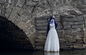 Екатеринбуржцев напугала «повешенная невеста» на мосту рядом с музеем искусств