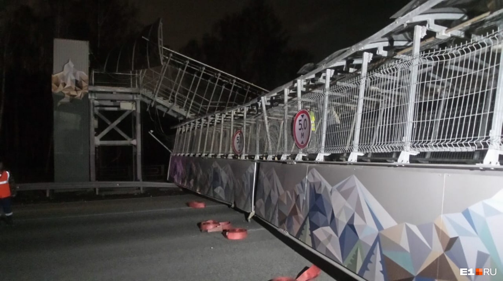 Рухнувший на ЕКАД пешеходный мост восстановят к концу ноября