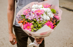 Романтическая доставка – цветы с курьером