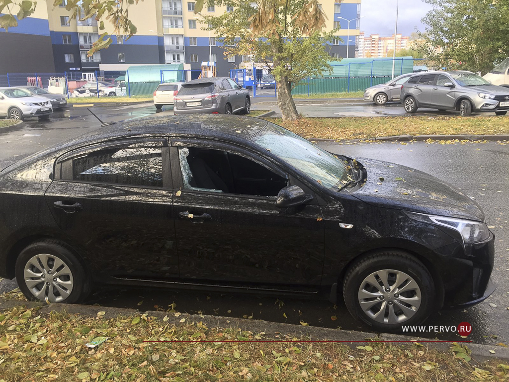 В разных районах Екатеринбурга неизвестные бьют стекла машин