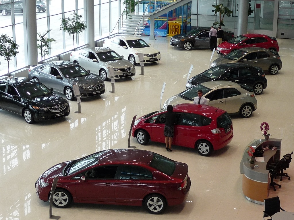 Средневзвешенная цена нового автомобиля в России превысила 2 млн рублей