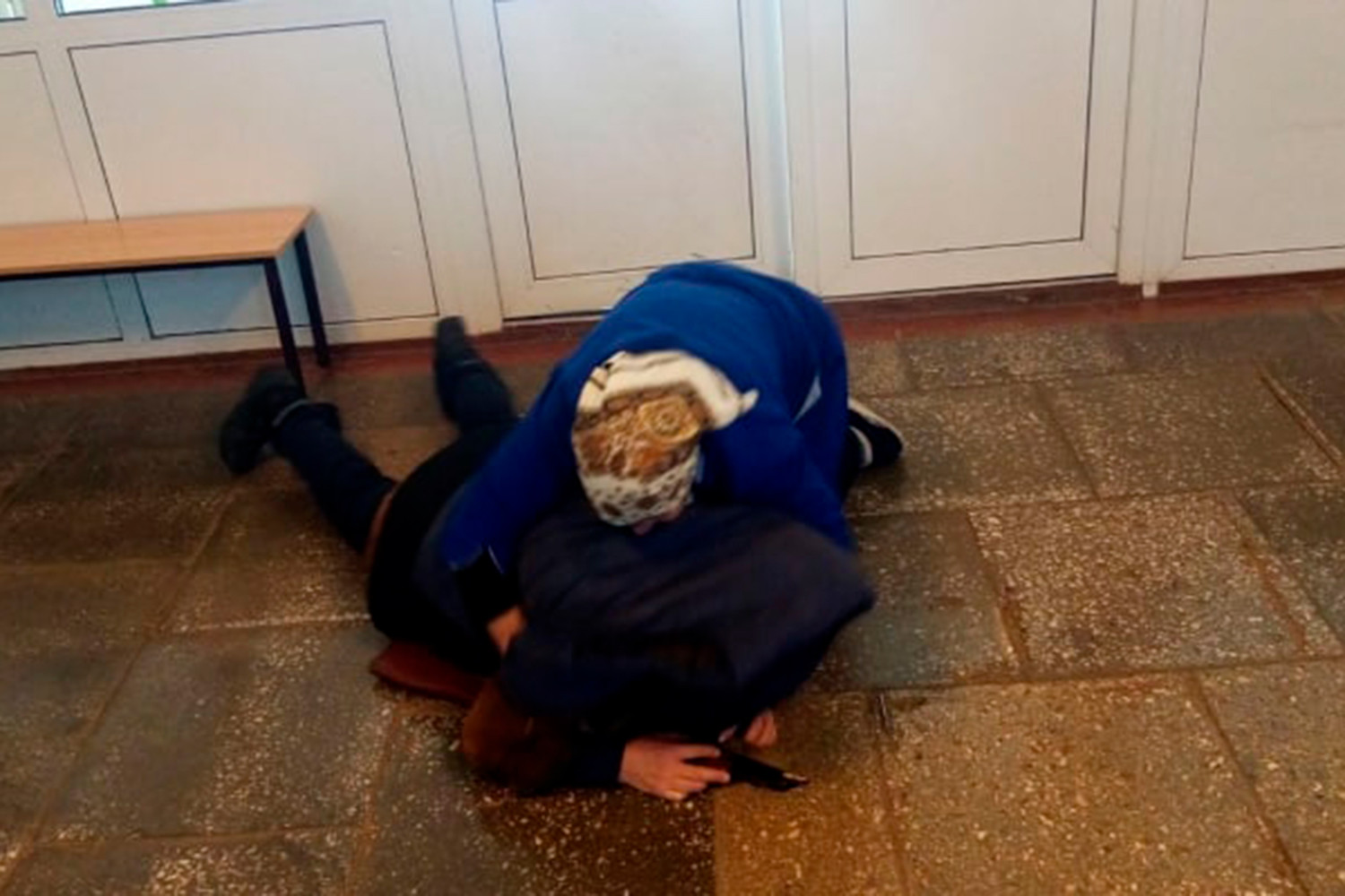 Пожилая вахтерша чувашской школы обезвредила человека с оружием