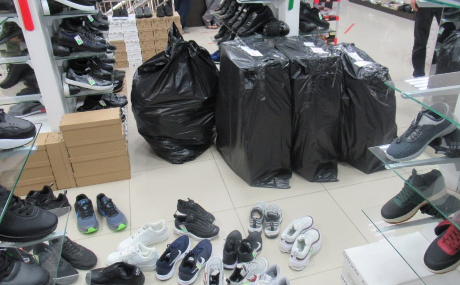 Более 2 тысяч пар немаркированной обуви изъяли в Екатеринбурге