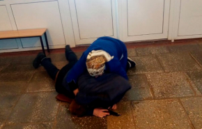 Пожилая вахтерша чувашской школы обезвредила человека с оружием